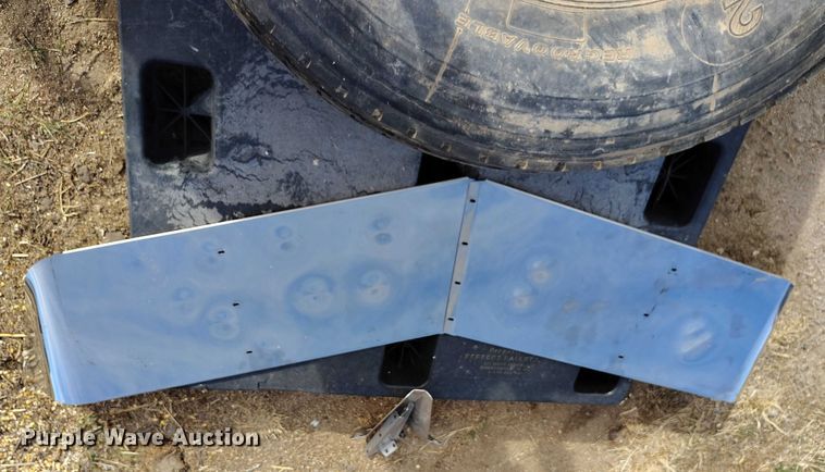 image for item DT0833 1996 Peterbilt 379 semi truck