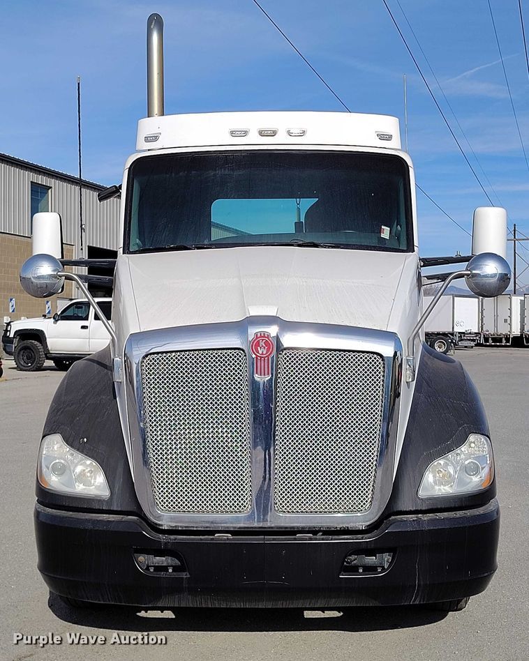 image for item DT0868 2016 Kenworth T680 semi truck