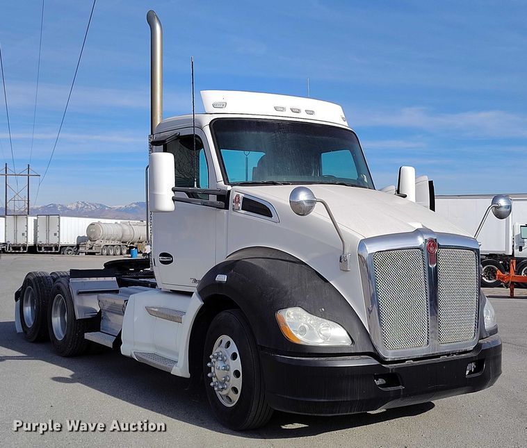image for item DT0868 2016 Kenworth T680 semi truck