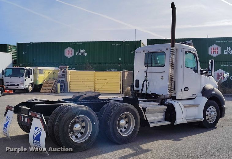 image for item DT0868 2016 Kenworth T680 semi truck