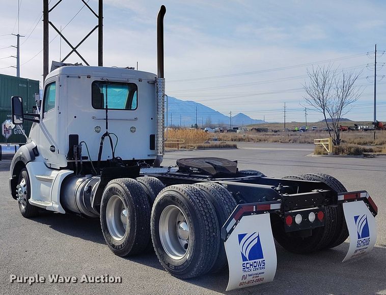 image for item DT0868 2016 Kenworth T680 semi truck