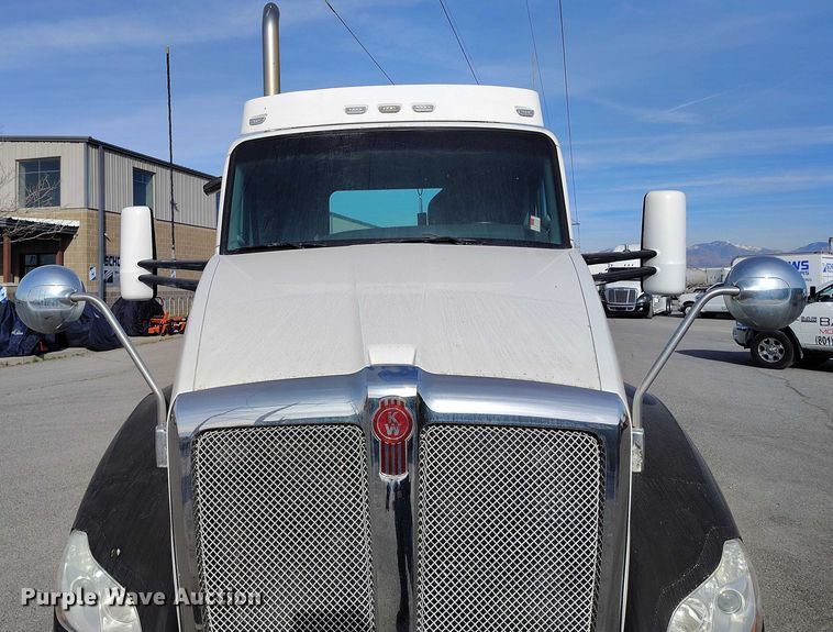 image for item DT0868 2016 Kenworth T680 semi truck