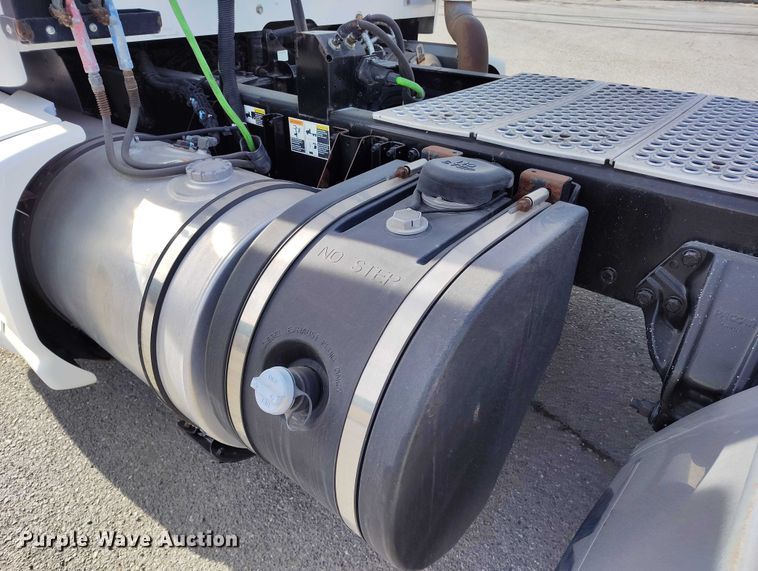 image for item DT0868 2016 Kenworth T680 semi truck