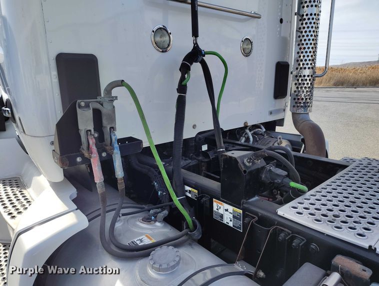 image for item DT0868 2016 Kenworth T680 semi truck