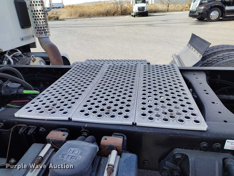 image for item DT0868 2016 Kenworth T680 semi truck