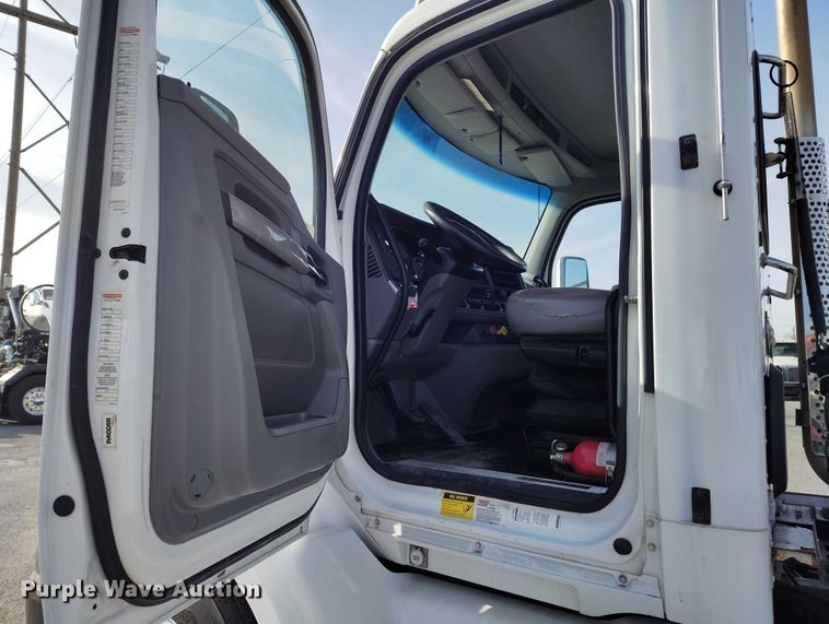 image for item DT0868 2016 Kenworth T680 semi truck