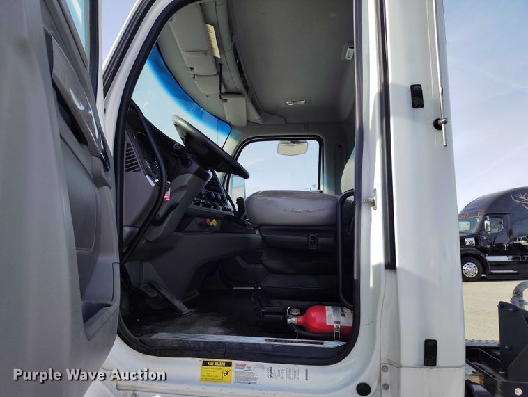 image for item DT0868 2016 Kenworth T680 semi truck