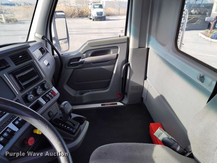 image for item DT0868 2016 Kenworth T680 semi truck