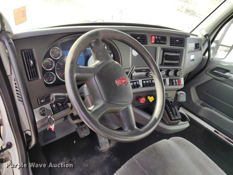 image for item DT0868 2016 Kenworth T680 semi truck