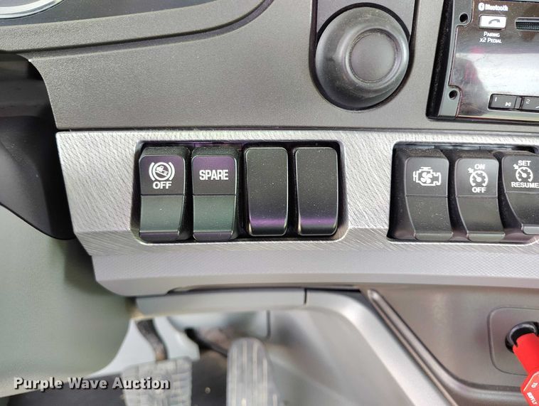 image for item DT0868 2016 Kenworth T680 semi truck