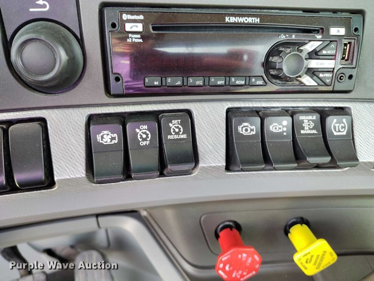 image for item DT0868 2016 Kenworth T680 semi truck