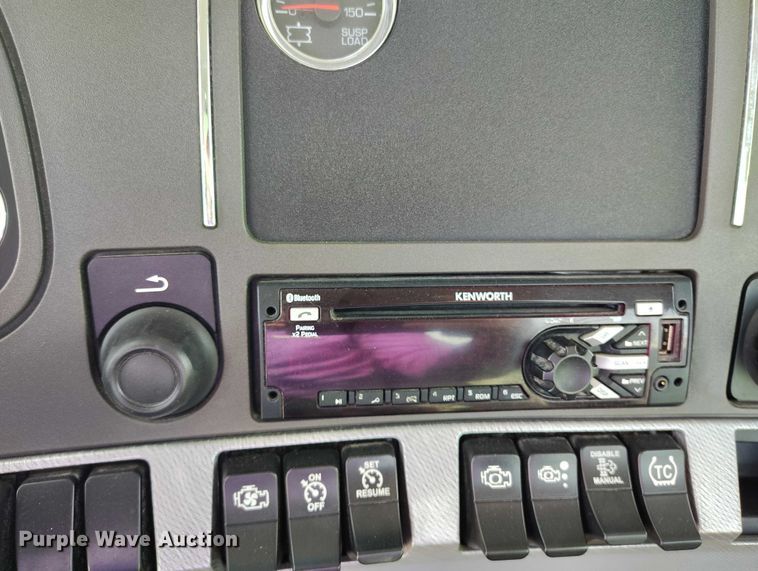 image for item DT0868 2016 Kenworth T680 semi truck