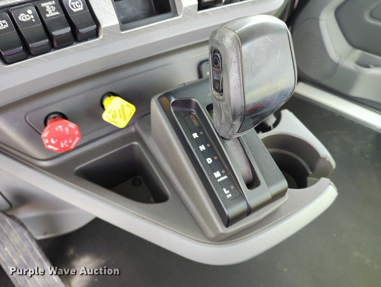 image for item DT0868 2016 Kenworth T680 semi truck