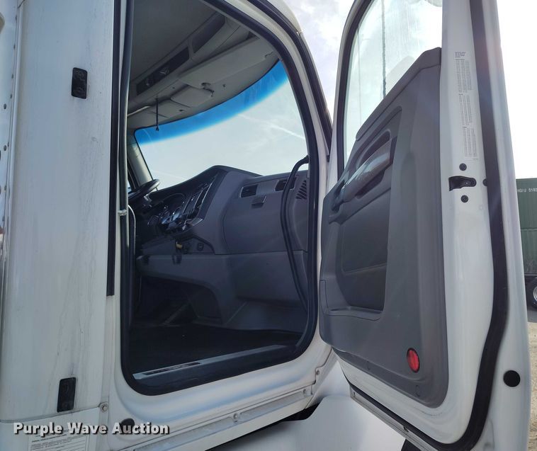 image for item DT0868 2016 Kenworth T680 semi truck