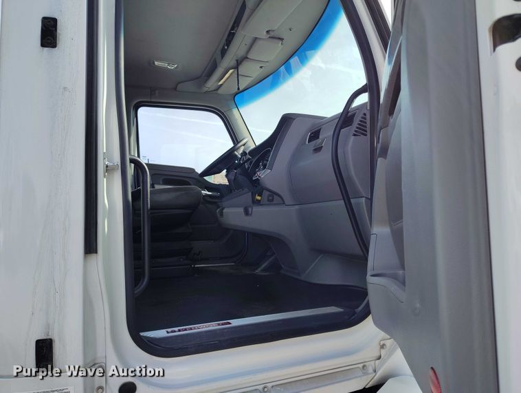 image for item DT0868 2016 Kenworth T680 semi truck