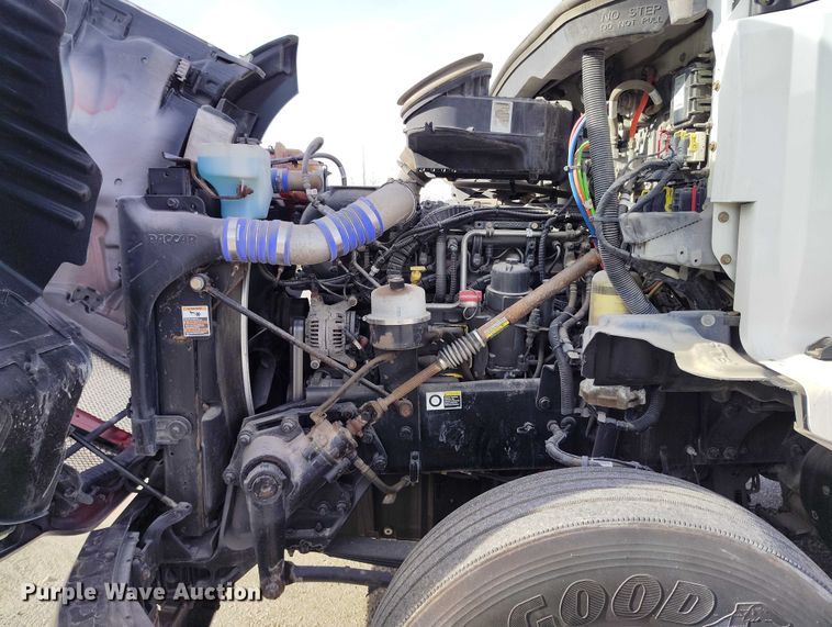 image for item DT0868 2016 Kenworth T680 semi truck