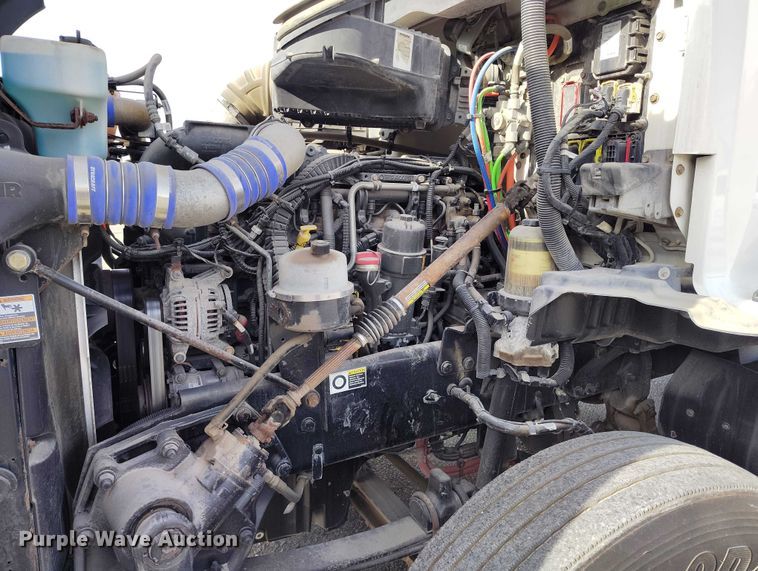 image for item DT0868 2016 Kenworth T680 semi truck