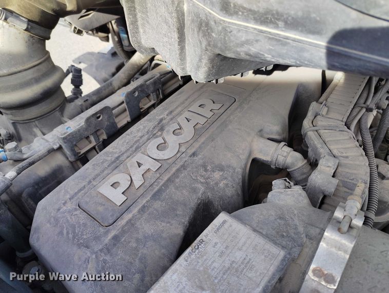 image for item DT0868 2016 Kenworth T680 semi truck