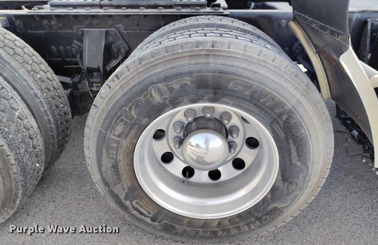 image for item DT0868 2016 Kenworth T680 semi truck