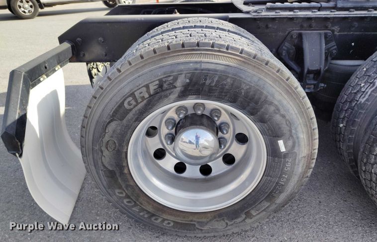 image for item DT0868 2016 Kenworth T680 semi truck