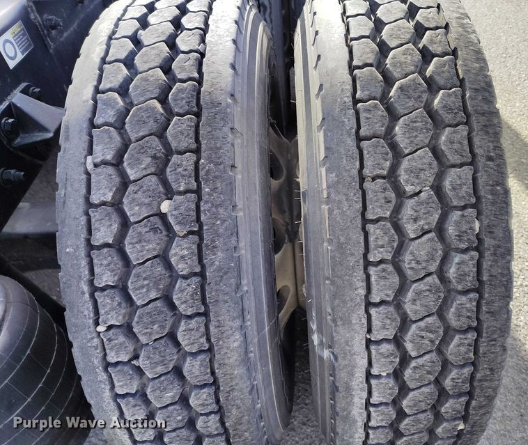 image for item DT0868 2016 Kenworth T680 semi truck