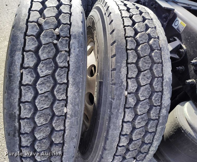 image for item DT0868 2016 Kenworth T680 semi truck