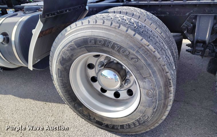 image for item DT0868 2016 Kenworth T680 semi truck