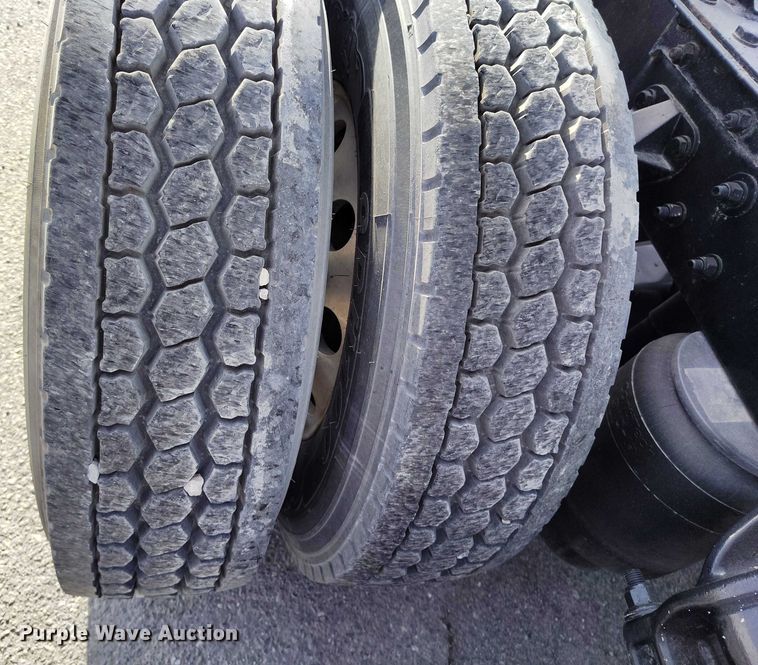 image for item DT0868 2016 Kenworth T680 semi truck