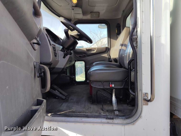 image for item DT0869 2016 Peterbilt 337 box truck