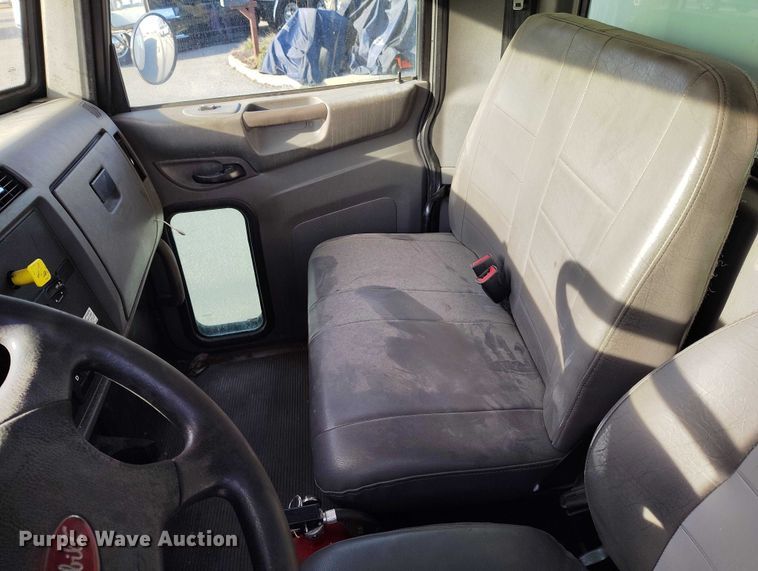 image for item DT0869 2016 Peterbilt 337 box truck