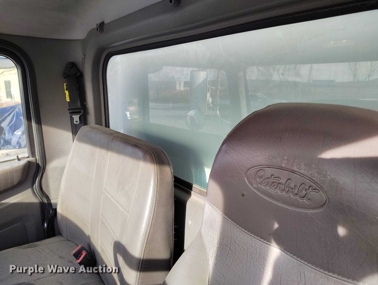 image for item DT0869 2016 Peterbilt 337 box truck