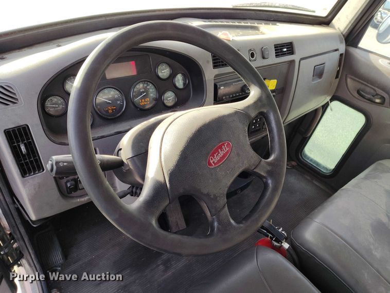 image for item DT0869 2016 Peterbilt 337 box truck