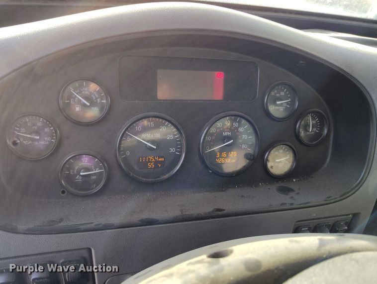 image for item DT0869 2016 Peterbilt 337 box truck