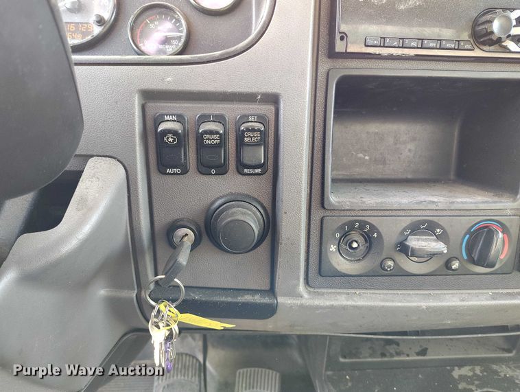 image for item DT0869 2016 Peterbilt 337 box truck