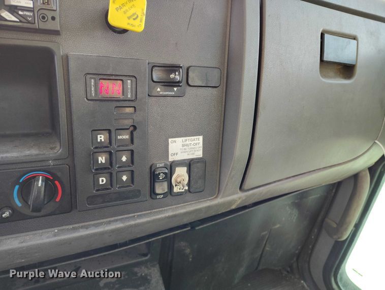 image for item DT0869 2016 Peterbilt 337 box truck