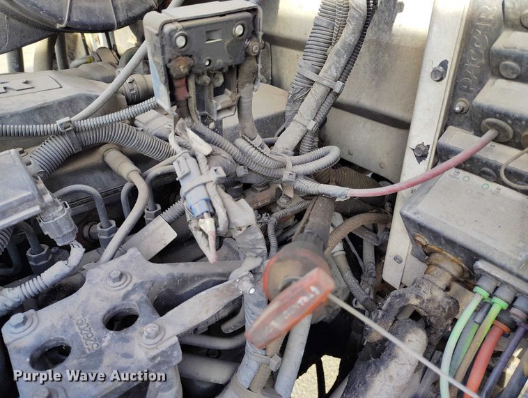 image for item DT0869 2016 Peterbilt 337 box truck