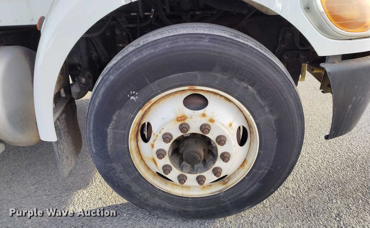 image for item DT0869 2016 Peterbilt 337 box truck