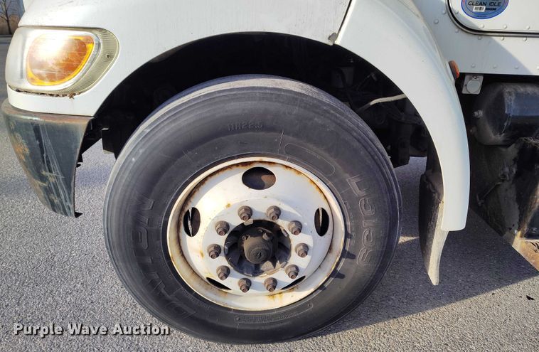 image for item DT0869 2016 Peterbilt 337 box truck