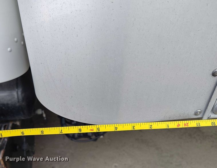 image for item DT0870 2016 Peterbilt 330 box truck