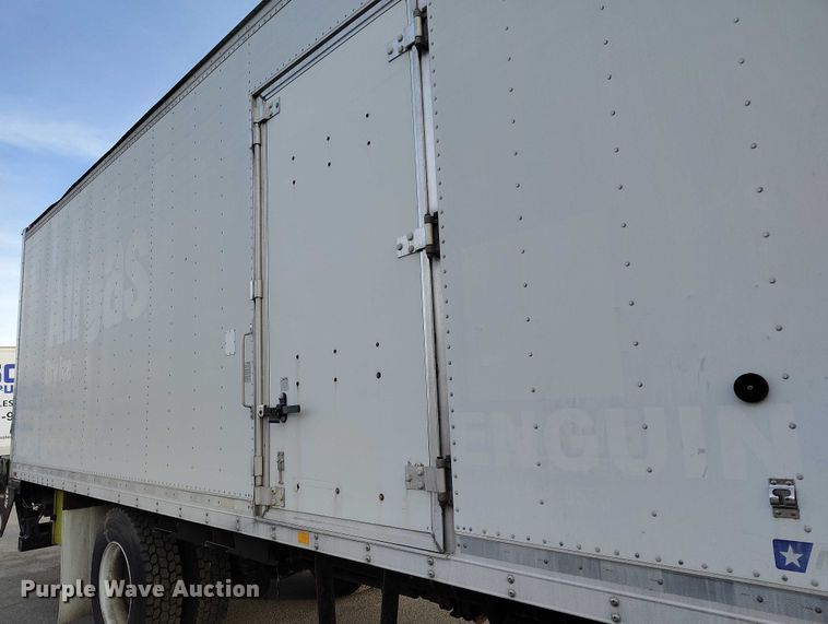 image for item DT0870 2016 Peterbilt 330 box truck