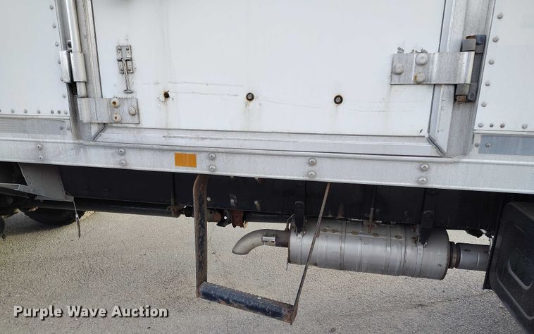 image for item DT0870 2016 Peterbilt 330 box truck