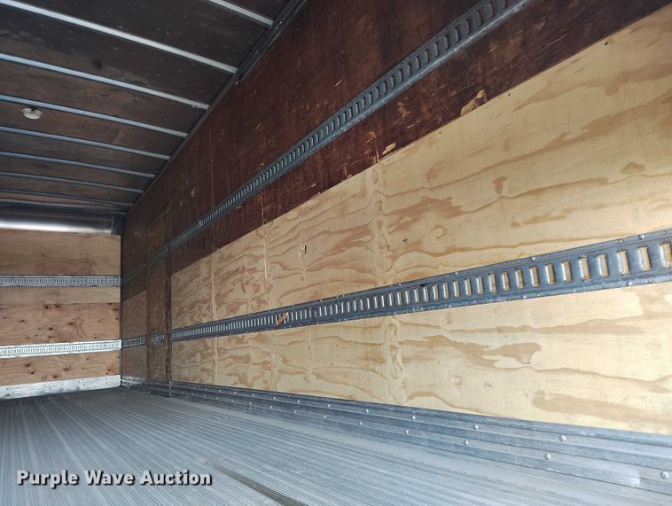 image for item DT0870 2016 Peterbilt 330 box truck