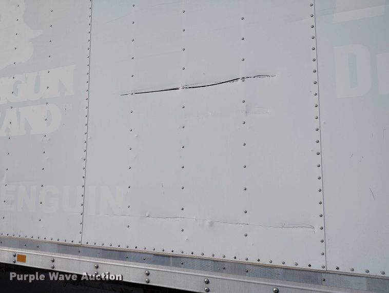 image for item DT0870 2016 Peterbilt 330 box truck