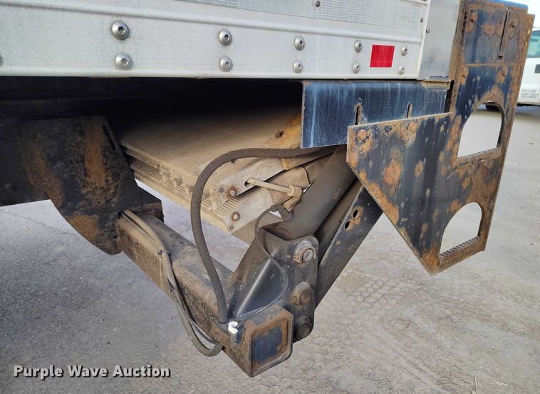 image for item DT0870 2016 Peterbilt 330 box truck