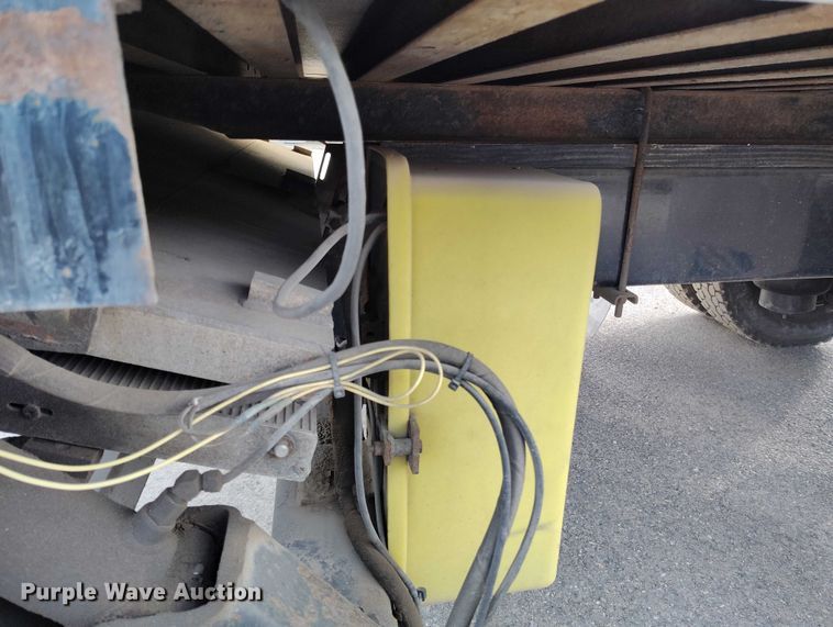 image for item DT0870 2016 Peterbilt 330 box truck