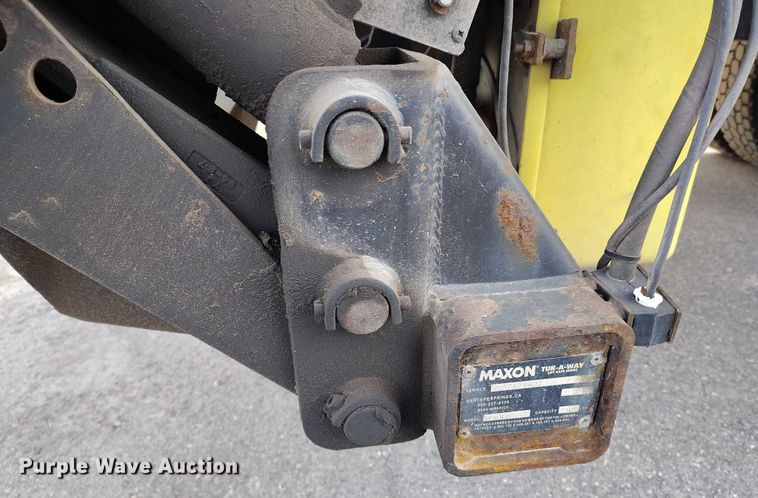 image for item DT0870 2016 Peterbilt 330 box truck