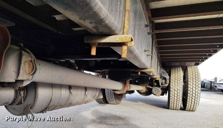 image for item DT0870 2016 Peterbilt 330 box truck