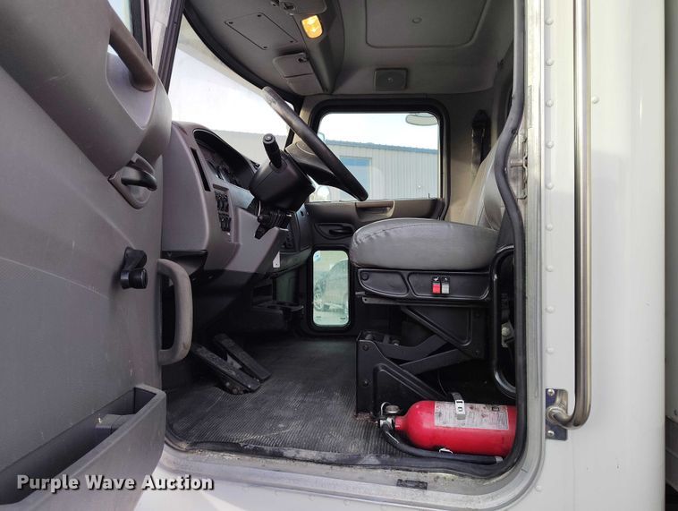 image for item DT0870 2016 Peterbilt 330 box truck