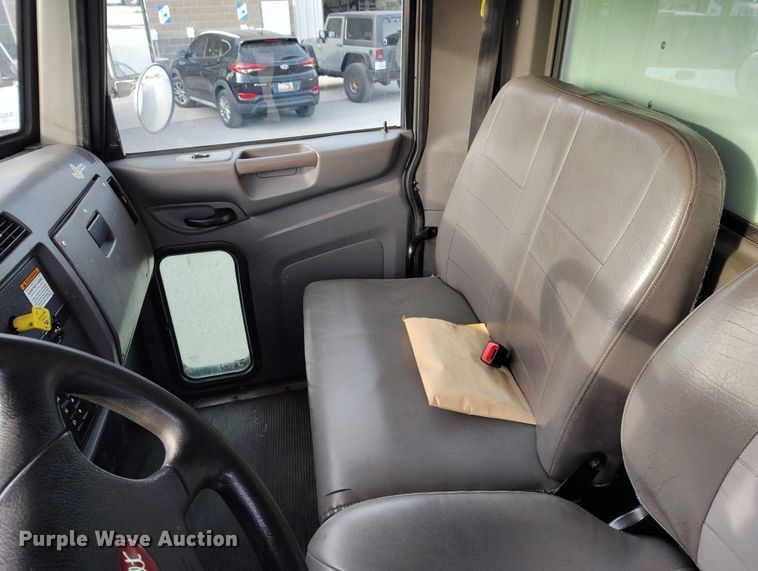 image for item DT0870 2016 Peterbilt 330 box truck