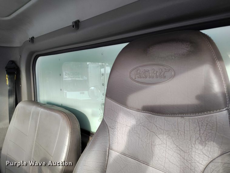 image for item DT0870 2016 Peterbilt 330 box truck